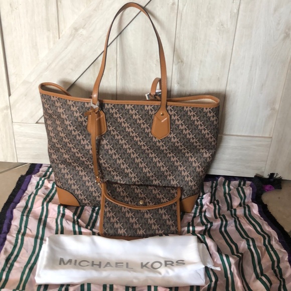 💲SOLD💲Michael Kors Eva Large Tote - Picture 6 of 8